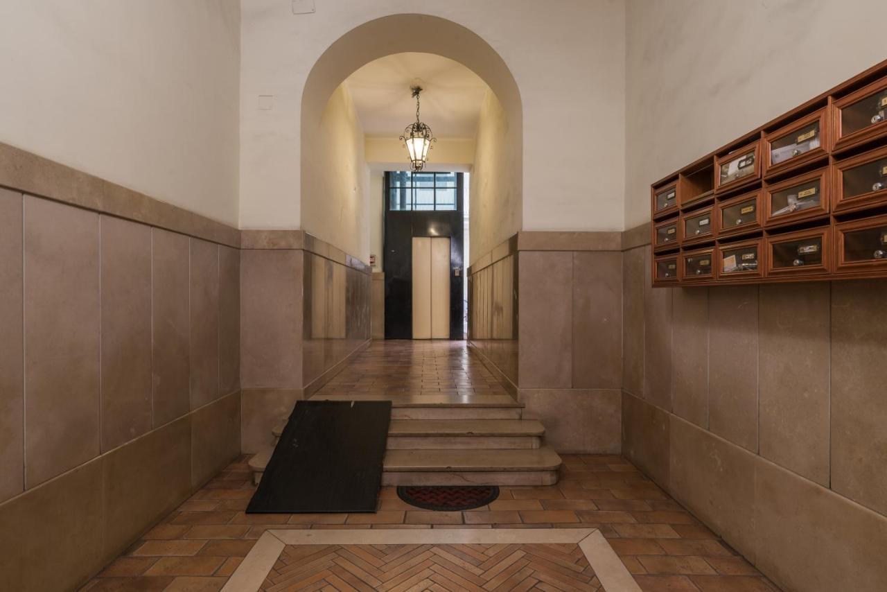 Warm In Ancient Building In Vatican-p S Pietro * Rom